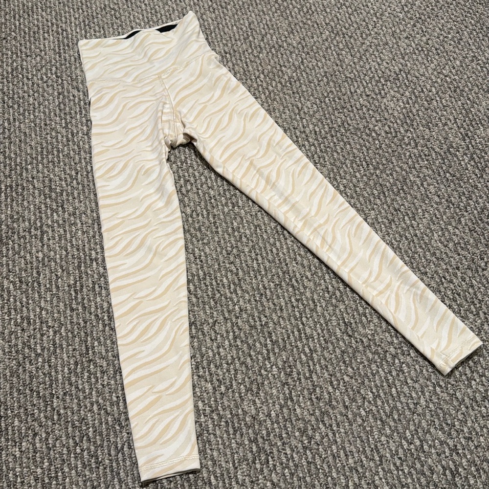 Strut this Kendall zebra leggings